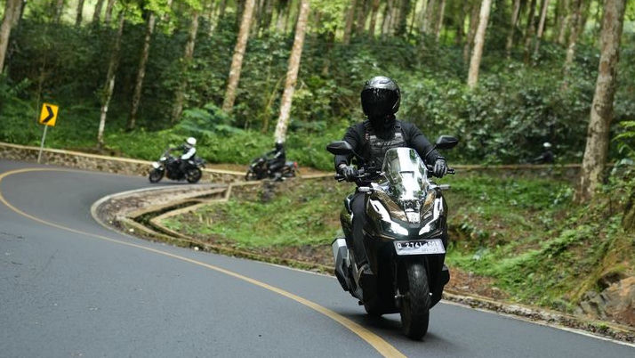 Hindari Kebiasaan Tarik Gas Saat Tahan Motor di Tanjakan, Ini Dampaknya bagi Mesin