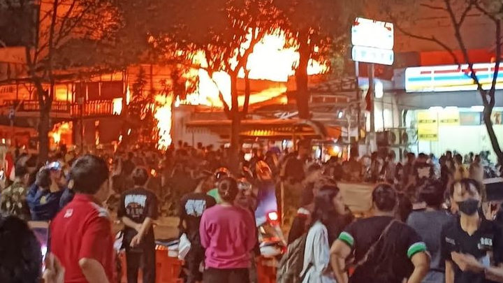 Kebakaran Hebat di Kebayoran Lama, Ratusan Motor Hangus, Rumah Makan Ludes
