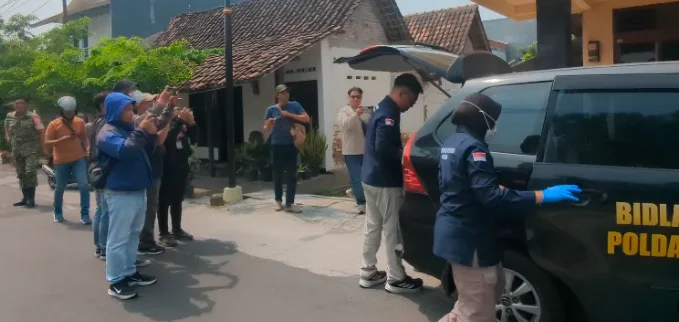 Polisi melakukan olah tkp di kasus mutilasi ibu dan anak di hotel, Madiun, Jawa Timur
