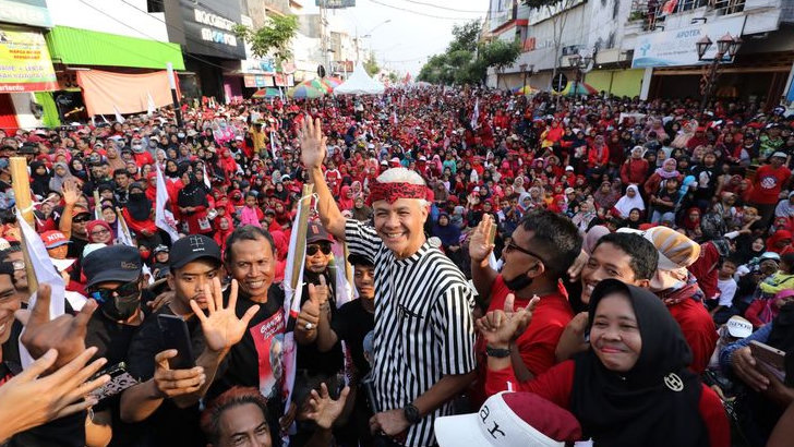 Pakai Ikat Kepala Khas Jatim, Ganjar Sapa 32 Ribu Pendukungnya di Nganjuk