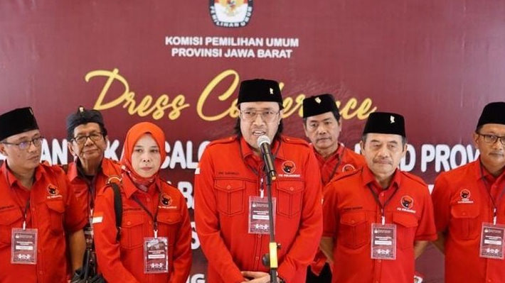 Jalan Kaki Diiringi Rampak Kendang, 120 Bacaleg PDIP Jalan Kaki Daftar ke KPU Jabar