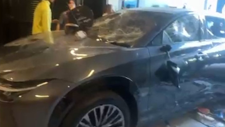 Rumah Sahroni Dirusak Massa, Patung Ironman dan Mobil Lexus Hancur, Warganet: The Real Perampasan Aset Negara