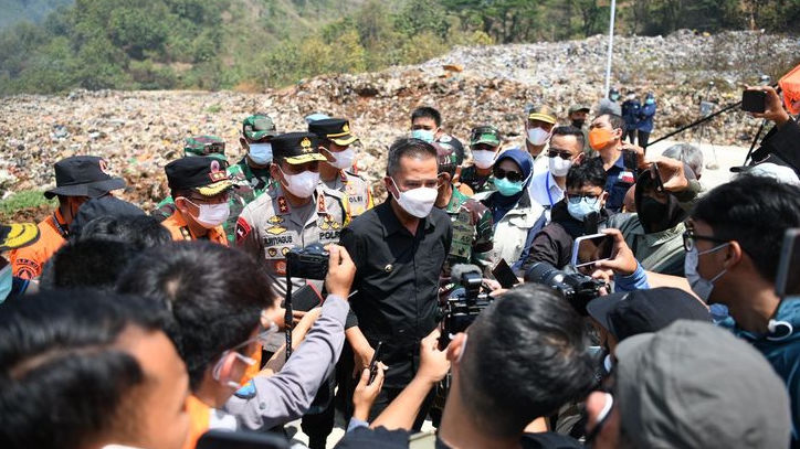 Status Darurat Diambilalih Provinsi, Bey Machmudin Ingin Api di TPA Sarimukti Padam dalam Dua Minggu