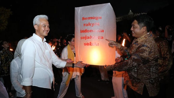 Ikut Terbangkan Lampion di Borobudur, Ganjar Rasakan Kebahagiaan Umat Buddha