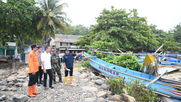 Pj Gubernur Jabar Tinjau Lokasi Bencana Banjir Rob di Rancabuaya, Pastikan Penanganan Berjalan Optimal