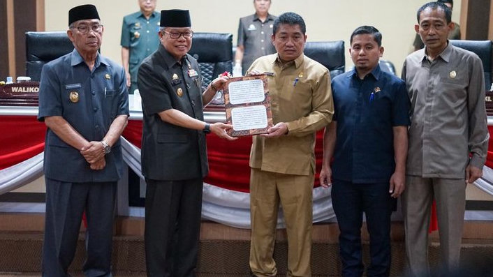 DPRD - Pemkot Tandatangani Rekomendasi Atas LKPj Wali Kota Parepare Tahun Anggaran 2022