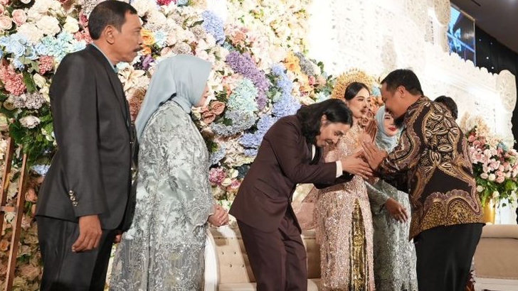 Gubernur Andi Sudirman Kembali Hadir di Resepsi Pernikahan Tumming - Nanda
