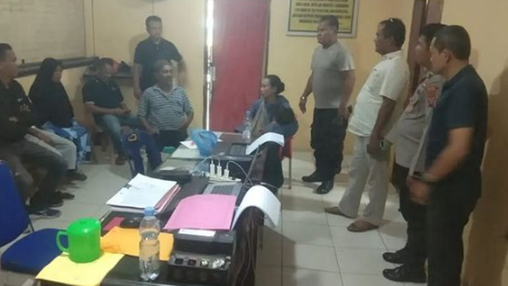 Polsek Firdaus Pertemukan Perempuan Depresi Asal Riau Kepada Keluarganya