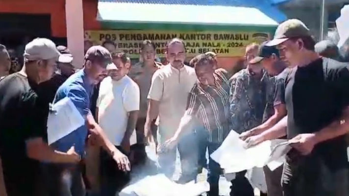 Massa Bakar Berkas 20 Laporan di Kantor Bawaslu Bengkulu Selatan