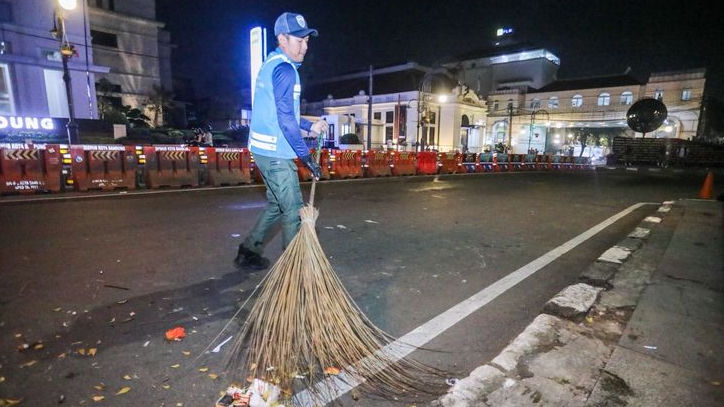 Farhan Ultimatum Penyapu Jalan: Telat Tiga Kali di Bandung Siap Diganti