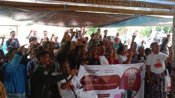 Orang Muda Ganjar NTT Beri Bantuan Penerangan di Timor Tengah Selatan