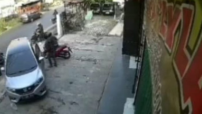 Viral Wanita Jadi Korban Pencurian Modus Kempes Ban di Pamulang, Terekam Jelas CCTV