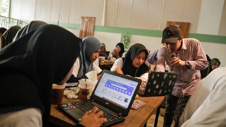 Kembangkan Ekonomi Kreatif, PMN Sulsel Gelar Pelatihan Desain Grafis dan Bantuan Alat Pendidikan-Olahraga