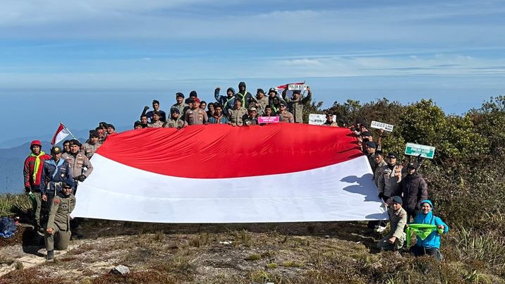 Jelang Hari Bhayangkara. Tim Ekspedisi Bentangkan Bendera Merah Putih di Puncak Gunung Leuser