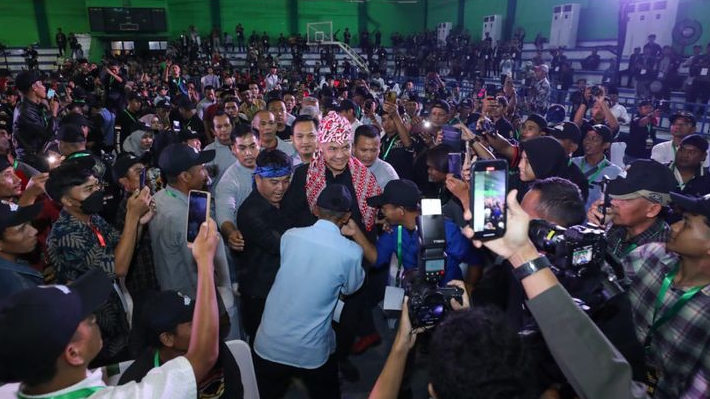 Ke Banten, Ganjar Diteriaki ‘Presiden Rakyat’ oleh Ribuan Jawara hingga Pegiat Seni