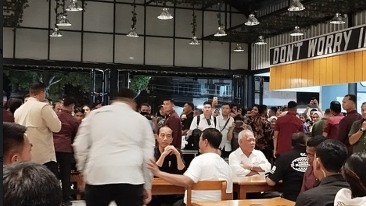Sapa Warga Mataram, Jokowi Berbaur Menikmati Makan Malam Bareng Pengunjung