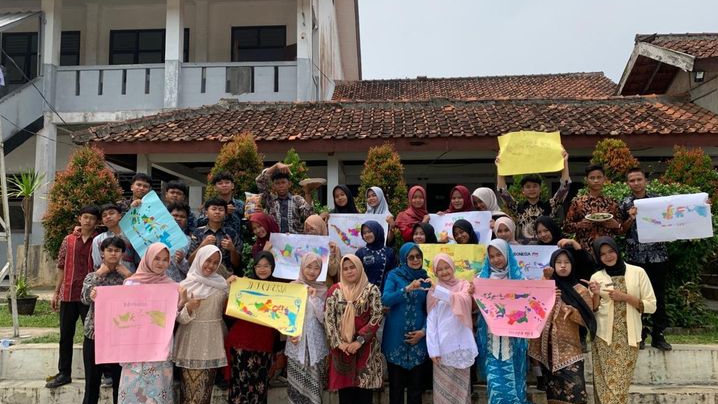 Siswa SMAN 1 Warunggung Kompak Pakai Baju Adat, Cara Seru Jaga NKRI Ini Bikin Pelajaran PPKn Jadi Hidup