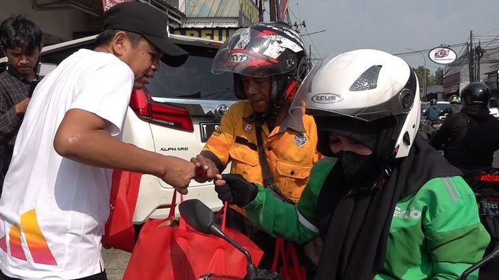 Ojol Wanita Ini Sangat Bahagia Bahkan Nyaris Pingsan, Saat Mengetahui Yang Memesannya Dedi Mulyadi