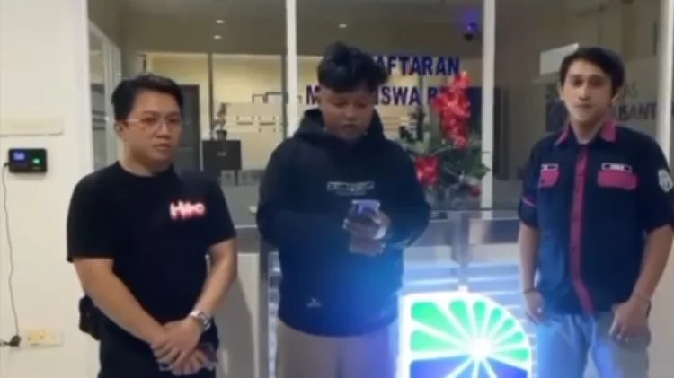 Bayu Setiadi alias Dino menyampaikan klarifikasi terkait penggunaan jas almamater Undira di Bundaran HI.