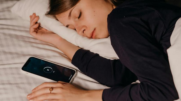 Tidur di Samping Handphone Bisa Ganggu Kualitas Tidur, Mitos atau Fakta?