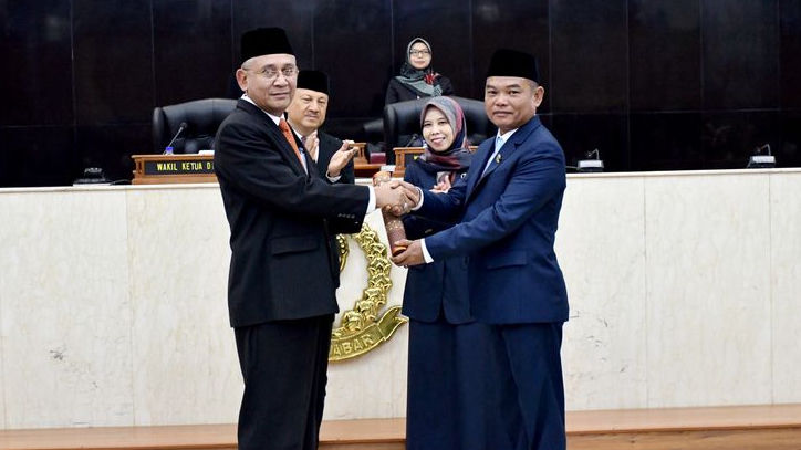 Rapat Paripurna PAW: DPRD Jabar Lantik Dede Chandra Sasmita Sebagai Anggota