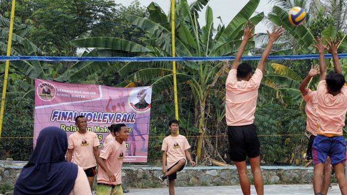 Pererat Silaturahmi, Mak Ganjar Banten Gelar Pertandingan Bola Voli Bersama Warga Cilegon