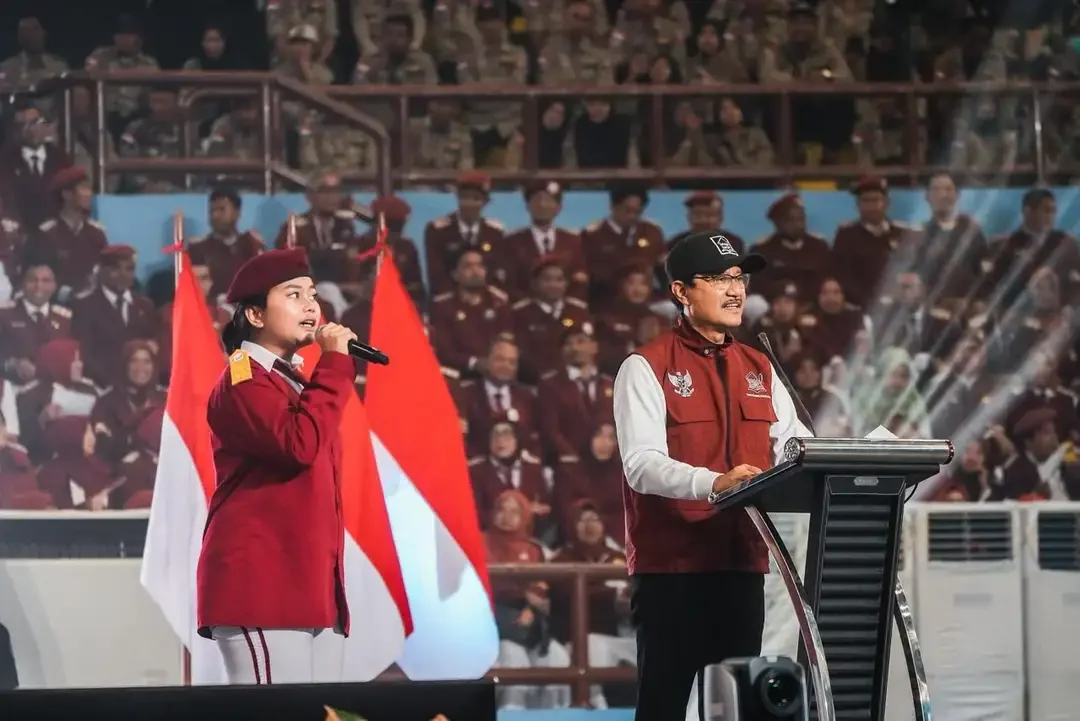Siswi Sekolah Rakyat di depan Mensos Gus Ipul menampilkan bakatnya dalam peringatan satu tahun Sekolah Rakyat dan Hari Sumpah Pemuda di Makassar. (Foto: kemensosri.go.id)