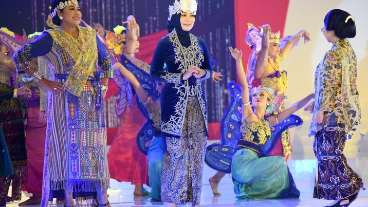 Atalia Ridwan Kamil Ikut Fashion Show HUT Dekranas