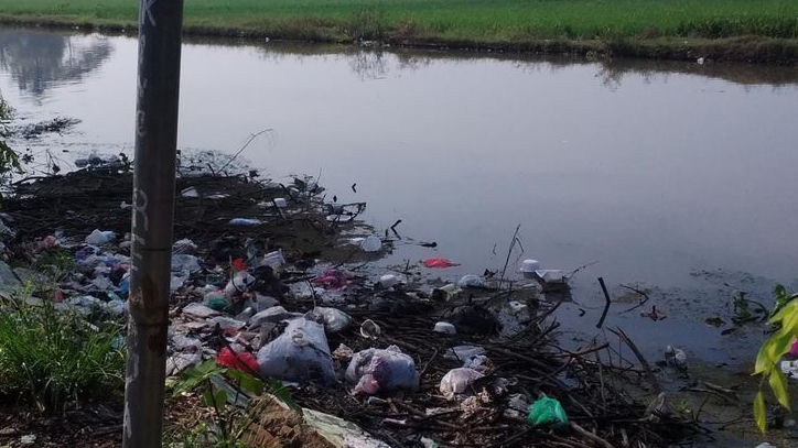 Tidak Ada TPS, Warga Jayakerta Karawang Buang Sampah ke Saluran Irigasi