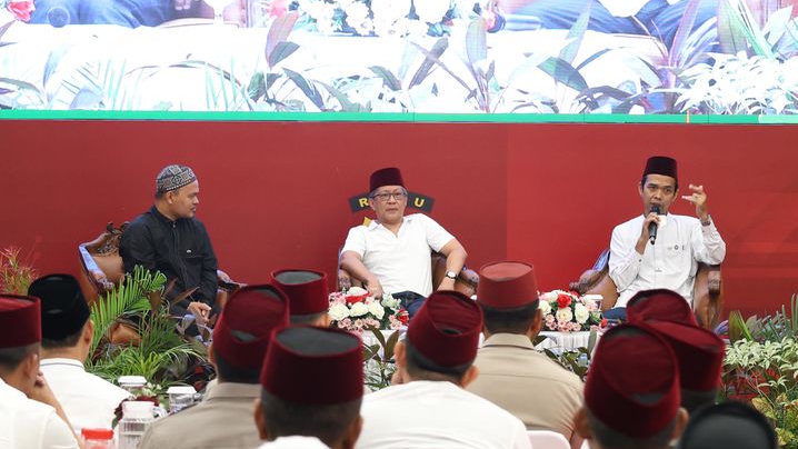 Polda Riau Gelar Kajian Subuh Ilmiah Bersama Ustad Abdul Somad dan Rocky Gerung: Jaga Alam dalam Perspektif Agama dan Sains
