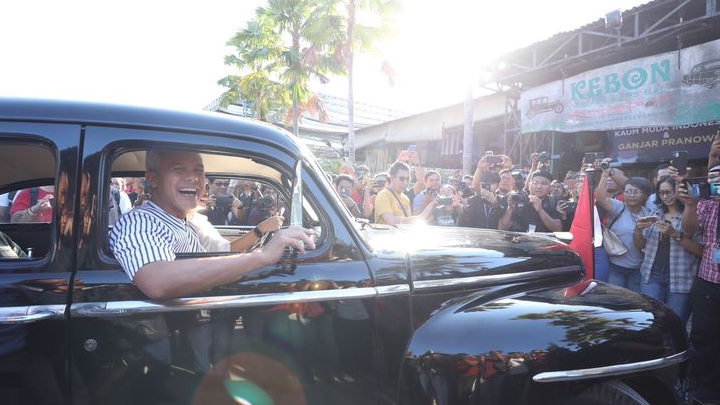 Momen Ganjar Naik Mobil Retro Milik Eks Ibu Negara Fatmawati, Simbol Menuju Kursi Presiden