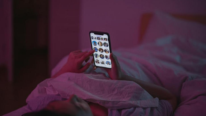 Sering Scroll Berita Buruk Tanpa Henti? Waspada Doomscrolling dan Dampaknya ke Pikiran