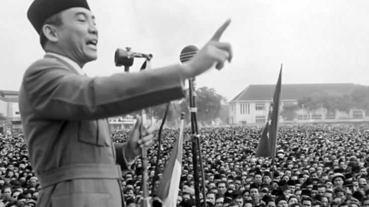 Tiga Mitos Kekuatan Presiden Soekarno dan Kesaksian Guntur Soal Sholat Bung Karno