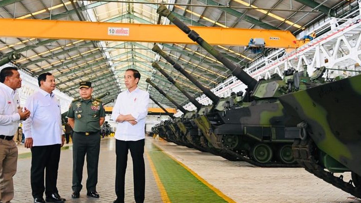 Lagi, Presiden Jokowi dan Prabowo Subianto Pamer Kemesraan saat Kunjungi PT Pindad Bandung