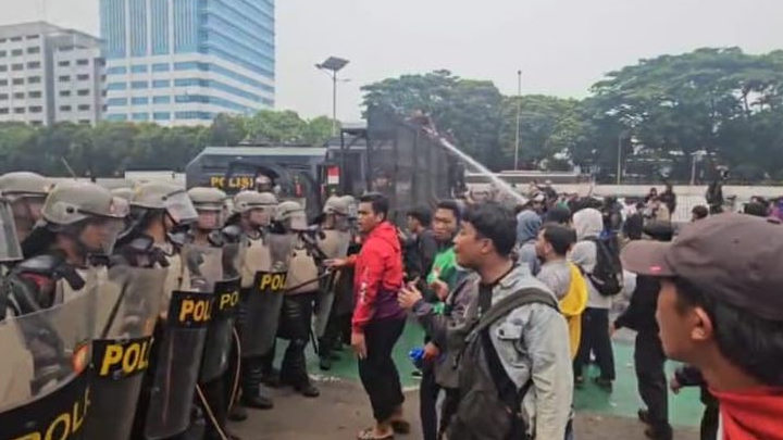 Aksi Demo di Depan Gedung DPR Mulai Ricuh, Polisi Halau Massa dengan Menembakan Water Canon