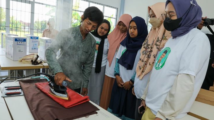 Cetak SDM Unggul, Kiai Muda Jatim Gelar Pelatihan Menjahit bagi Santri di Bojonegoro