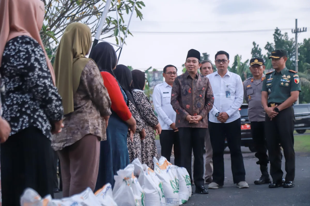 Bupati Jember Gus Fawait bersama Kepala Perum Bulog Jember Ade Saputra saat menyalurkan bantuan. (Dok. Diskominfo)