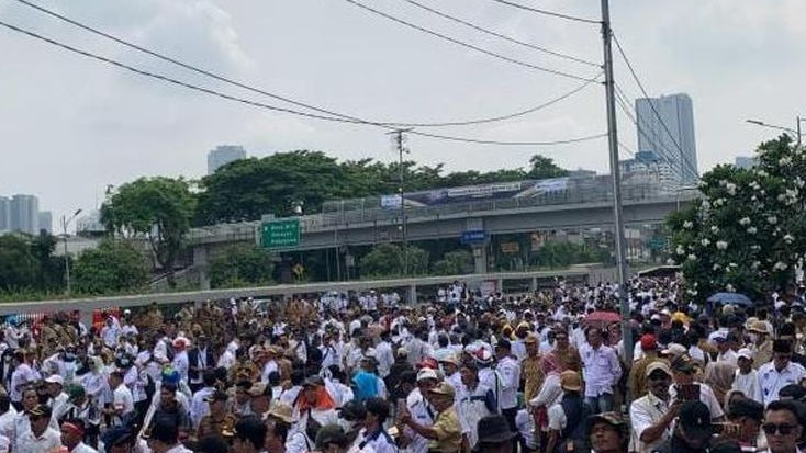 Ribuan Aparat Desa Kepung Gedung DPR Sambil Bakar Ban dan Lempar Botol, Minta Revisi UU Desa Segera Disahkan