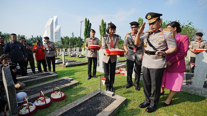Momen Kapolri Ziarah ke Makam Pahlawan Kalibata, Singgung Semangat Persatuan di Tahun Politik