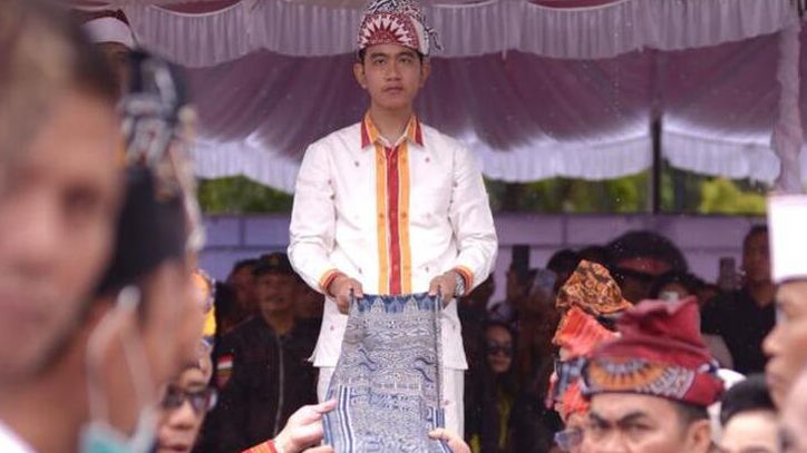 Hadiri Karnaval Budaya, Cawapres Gibran Diberi Gelar Adat 'Lasok Pindan' di Tana Toraja