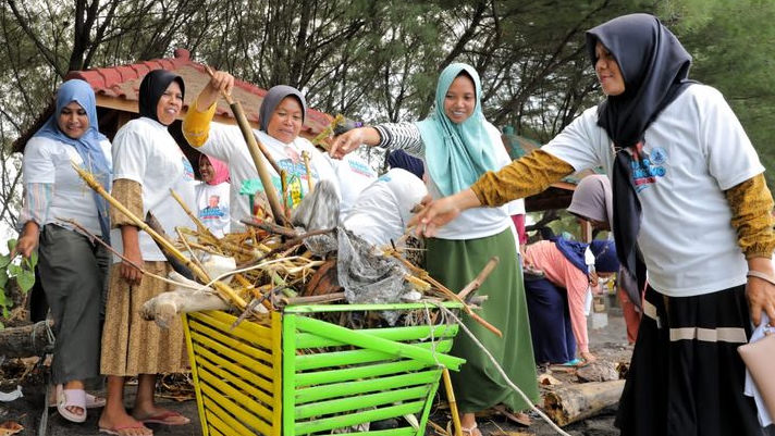 Jaga Lingkungan Hidup, Ratusan Nelayan Pendukung Ganjar Bersih-Bersih Pantai di Banyuwangi