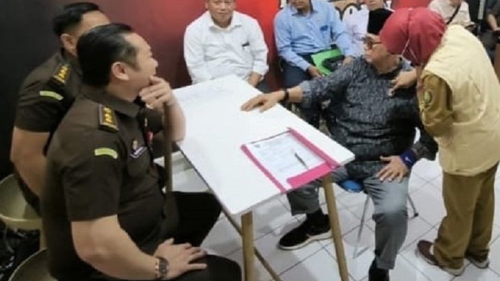 Sempat Ditutupi Jaket Hitam, Panji Gumilang Langsung Dijebloskan ke Lapas Kelas IIB Indramayu