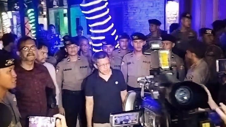 Tak Terima Dilabrak Caleg PDIP, Pendukung Rocky Gerung Berjaga di Luar Bareskrim