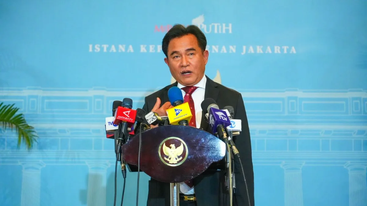 Yusril Ihza Mahendra menyampaikan penjelasan mengenai usulan perubahan definisi tindak pidana korupsi seusai bertemu Presiden Prabowo di Istana Kepresidenan. (Foto: BPMI Sekretariat Presiden)