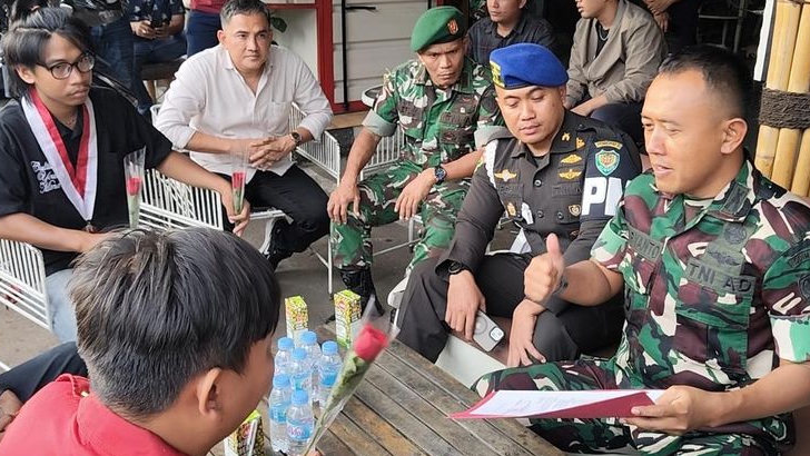 Aksi Damai GMNI di Karawang, Mahasiswa Beri Mawar ke Dandim