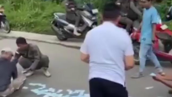 Viral! Uang Rp25 Juta Berhamburan di Jalan Balangan Kalsel, Warga Ramai-Ramai Kembalikan ke Pemilik