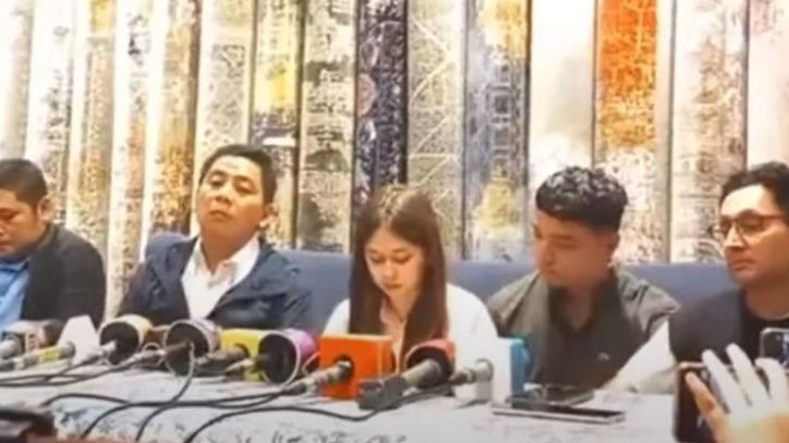 Rebecca Klopper Minta Maaf soal Video 47 Detik, Tertunduk di Samping Fadly Faisal
