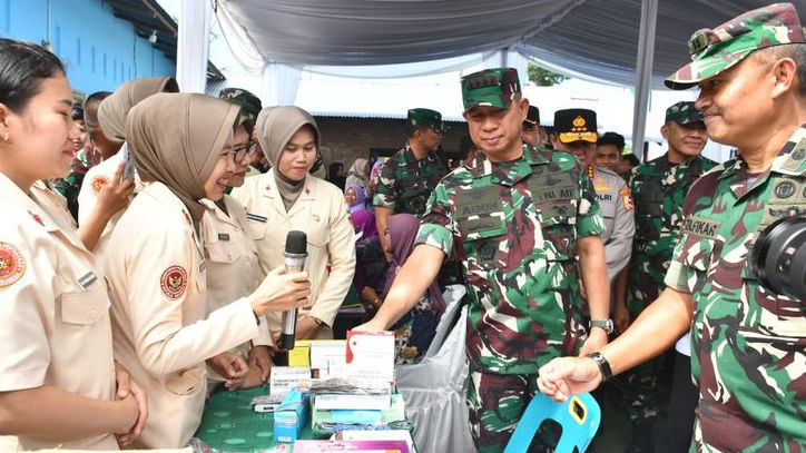 Panglima TNI Tinjau Bakti Kesehatan saat Panen Raya Padi Kodam I BB di Deli Serdang