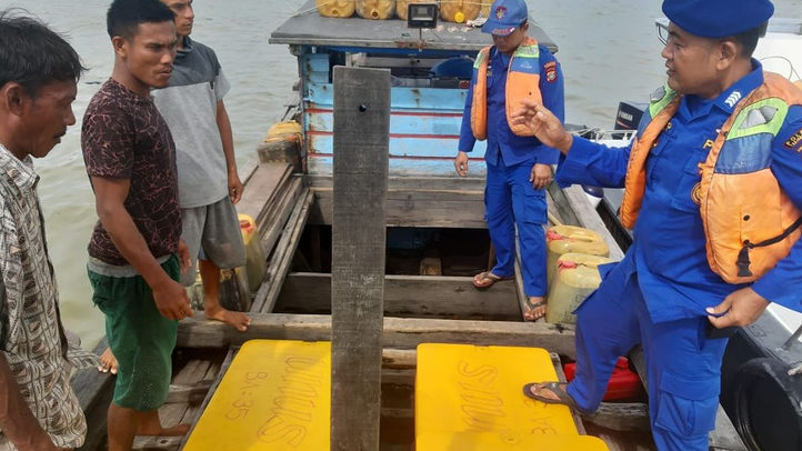Curiga Kapal Bawa Barang Ilegal, Petugas Satpol Airud Periksa Kapal Tujuan Tanjung Balai