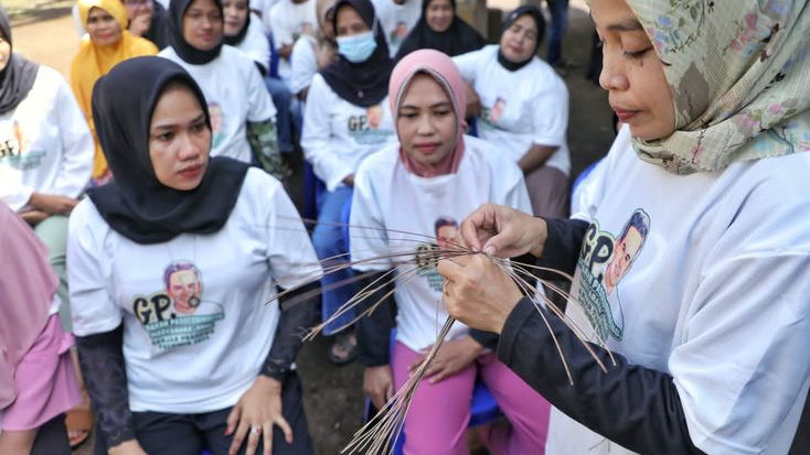 Gerakan Passeddingeng Ganjar Gelar Pelatihan Songkok Recca untuk Warga Bone